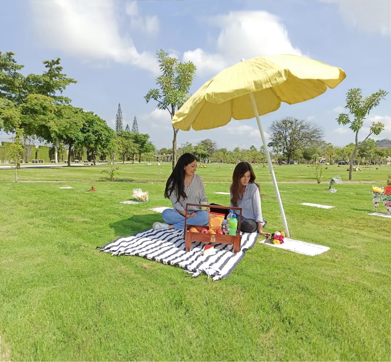 Camposantos de Parque de la Paz en el dia de los muertos o difuntos en ecuador
