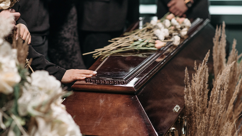 Cuál es la diferencia entre velorio y funeral?
